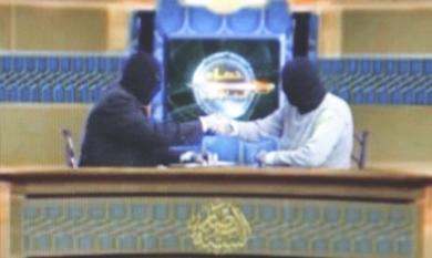 اعضاء ملثمون في واحدة من اكثر الجماعات المسلحة عنفا بالعراق