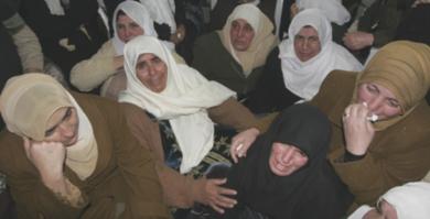 قريبات القتلى في لحظة حزن عميق