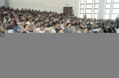 جانب من الحضور والمكرمين في قاعة المؤتمرات بجامعة ذمار جانب من الحضور والمكرمين في قاعة المؤتمرات بجامعة ذمار