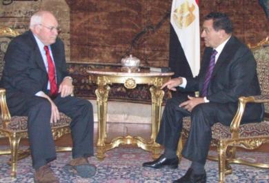 الرئيس المصري حسني مبارك مع نائب الرئيس الاميركي ديك تشيني