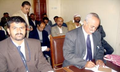 هيئة الدفاع عن المتهمين وجانب من الحضور هيئة الدفاع عن المتهمين وجانب من الحضور