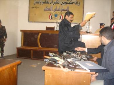 رئيس النيابة أثناء عرضه أدلة الإثبات وتلاوته اعترافات المتهمين رئيس النيابة أثناء عرضه أدلة الإثبات وتلاوته اعترافات المتهمين