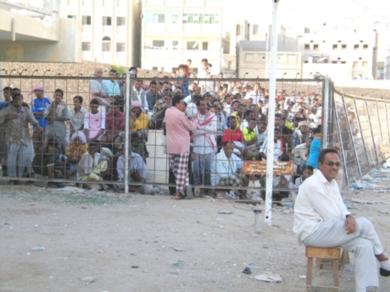 الجمهور الحاضر يضرب كفا بكف بسبب ما يدور