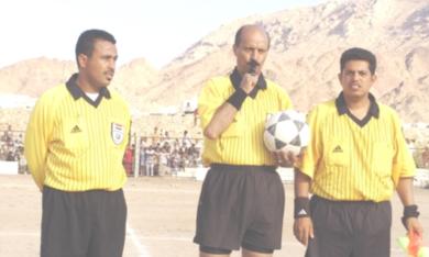 طاقم حكام المباراة يعلن انتهاء المباراة حسب مواد القانون