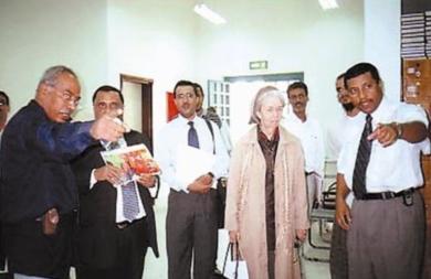 الملحق الإعلامي والثقافي بالسفارة الأميركية والوفد المرافق لها في زيارة لجامعة حضرموت الملحق الإعلامي والثقافي بالسفارة الأميركية والوفد المرافق لها في زيارة لجامعة حضرموت
