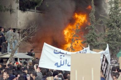 المتظاهرون امام مبنى سفارة الدنمارك وهو يشتعل يوم امس المتظاهرون امام مبنى سفارة الدنمارك وهو يشتعل يوم امس