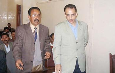 محاميا الدفاع في المحكمة أمس محاميا الدفاع في المحكمة أمس