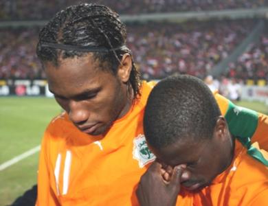 لاعب المنتخب العاجي دروجبا وزميله باكاري كوني اضاعا ركلتي ترجيح في النهائي
