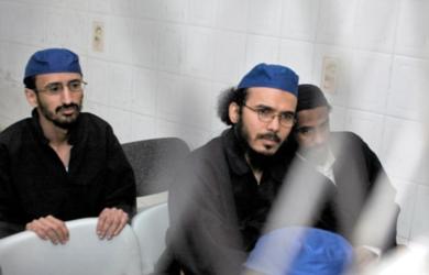 المتهمون في المحكمة أمس ويظهر المتهم محمد حمدي الأهدل في الوسط المتهمون في المحكمة أمس ويظهر المتهم محمد حمدي الأهدل في الوسط