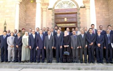 صورة جماعية لفخامة رئيس الجمهورية مع أعضاء الحكومة صورة جماعية لفخامة رئيس الجمهورية مع أعضاء الحكومة
