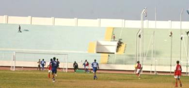 ياسر باصهي يرسل الكرة إلى مرمى عمروس حارس التلال مسجلا هدف الهلال الثالث