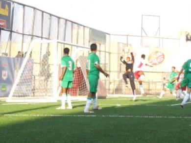 فرج مبروك حارس الرشيد يقطع كرة مهاجم شعب حضرموت فرج مبروك حارس الرشيد يقطع كرة مهاجم شعب حضرموت