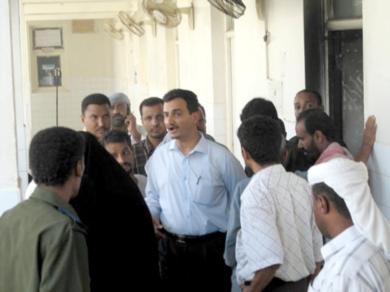 مدير عام الشيخ عثمان يتفقد الأضرار الناتجة عن الحريق مدير عام الشيخ عثمان يتفقد الأضرار الناتجة عن الحريق