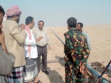 ويطلع على تمديدات أنابيب مياه الشرب النقية بوسط الصحراء ويطلع على تمديدات أنابيب مياه الشرب النقية بوسط الصحراء