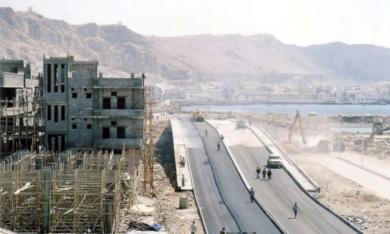 أعمال التشطيبات النهائية للجسر البحري بالمكلا أعمال التشطيبات النهائية للجسر البحري بالمكلا