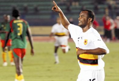 فلافيو الكونغولي لاعب الأهلي المصري وغياب بسبب الإصابة فلافيو الكونغولي لاعب الأهلي المصري وغياب بسبب الإصابة