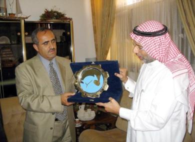 محافظ عدن يسلم الشيخ عبدالله بقشان درع المنطقة الحرة
