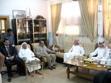المحافظ ونائبه خلال لقاء الشيخ بقشان والمستثمرين المرافقين له