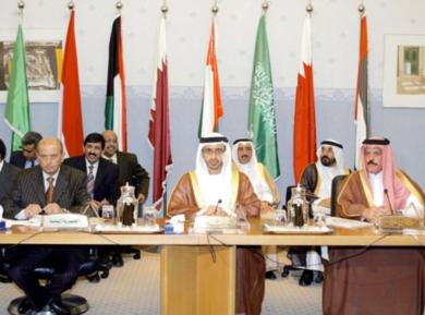 من اليسار: د. أبوبكر القربي، الشيخ عبدالله بن زايد آل نهيان، وعبدالرحمن العطية الأمين العام لمجلس التعاون الخليجي من اليسار: د. أبوبكر القربي، الشيخ عبدالله بن زايد آل نهيان، وعبدالرحمن العطية الأمين العام لمجلس التعاون الخليجي