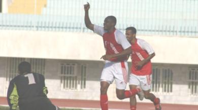 المهاجم الكنغولي (امبويو) سعيد بتسجيله أول أهدافه مع التلال هذا الموسم المهاجم الكنغولي (امبويو) سعيد بتسجيله أول أهدافه مع التلال هذا الموسم