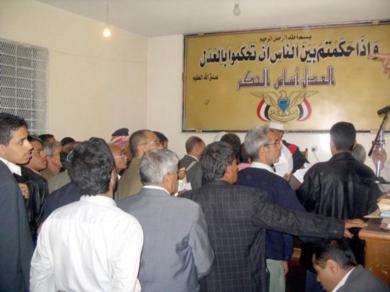المدعون بالحق المدني يقفون أمام القاضي للمطالبة بحقوقهم لدى البنك الوطني المدعون بالحق المدني يقفون أمام القاضي للمطالبة بحقوقهم لدى البنك الوطني