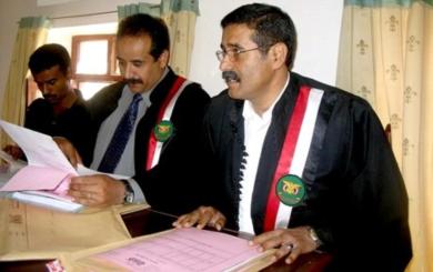 رئيس النيابة سعيد العاقل ووكيل النيابة خالد الماوري في المحكمة امس رئيس النيابة سعيد العاقل ووكيل النيابة خالد الماوري في المحكمة امس