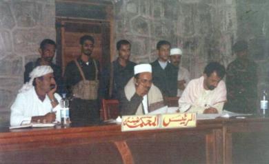 فضيلة القاضي الكمالي يترأس جلسة المحكمة فضيلة القاضي الكمالي يترأس جلسة المحكمة