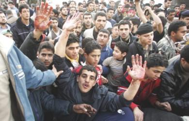 فلسطينيون يتظاهرون بعد الضربة الجوية على غزة
