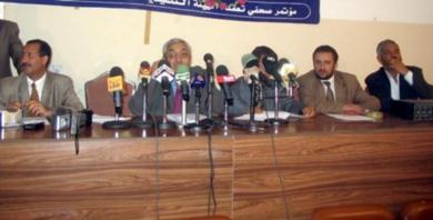 قيادات أحزاب اللقاء المشترك في المؤتمر الصحفي أمس قيادات أحزاب اللقاء المشترك في المؤتمر الصحفي أمس