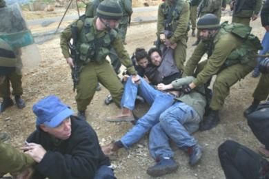 فلسطينيون ونشطاء سلام يشتبكون مع القوات الاسرائيلية احتجاجاً على الجدار الفاصل..