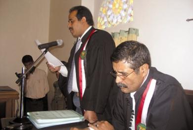 رئيس النيابة سعيد العاقل ووكيل النيابة خالد الماوري أثناء قراءة الرد على الدفوع رئيس النيابة سعيد العاقل ووكيل النيابة خالد الماوري أثناء قراءة الرد على الدفوع