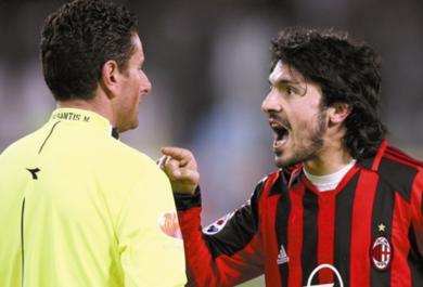 لاعب وسط ميلان (كوتوزو) في نقاش حاد مع حكم اللقاء بسبب طرده من الملعب لاعب وسط ميلان (كوتوزو) في نقاش حاد مع حكم اللقاء بسبب طرده من الملعب