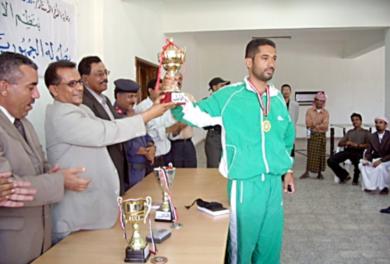 البعداني البطل المتوج يتسلم الكأس من الضيوف البعداني البطل المتوج يتسلم الكأس من الضيوف