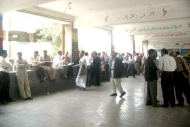 مدرسو ثانوية تعز الكبرى يجلسون في الممرات أمس