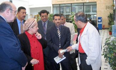 في زيارة الى (مجمع خدمات الاستثمار) بالإسكندرية ويستمع الوفد اليمني الى شرح من الأستاذة/ نادية عبيد - وكيل وزارة الاستثمار، رئيس مجمع خدمات الاستثمار