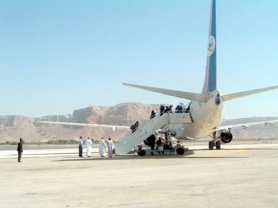مسافرون يصعدون الطائرة للمغادرة الى أبوظبي امس مسافرون يصعدون الطائرة للمغادرة الى أبوظبي امس