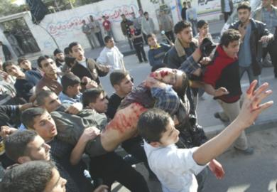 فلسطينيون يحملون احد القتلى
