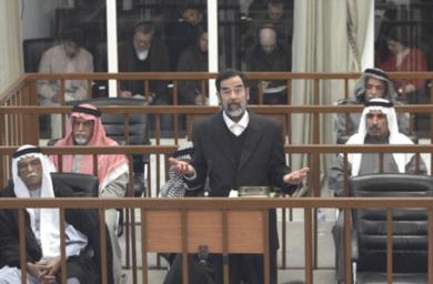 صورة من الأرشيف للرئيس المخلوع صدام حسين ومعاونية