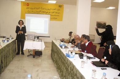 خبيرة الأمم المتحدة أثناء القائها المحاضرة خبيرة الأمم المتحدة أثناء القائها المحاضرة