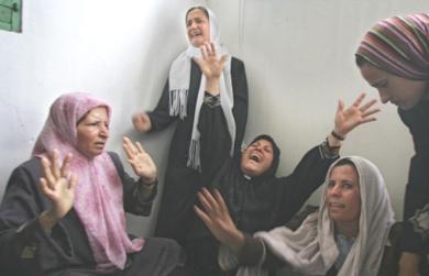 قريبات الشهيد ياسر حسن ابو جراد يبكين ويصرخن بعد تشييع جثمانه يوم امس  