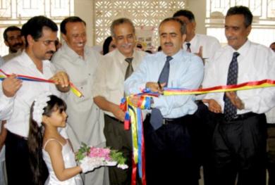 الأخ المحافظ أثناء افتتاحه المعرض الإبداعي الأخ المحافظ أثناء افتتاحه المعرض الإبداعي