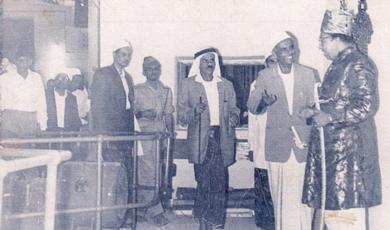 السلطان عوض القعيطي (بلباس المهراجات) يتفقد أقسام ورشة التوليد الكهربائي وبجانبه الشيخ محمد عبدالله باعباد يشرح له خطوات التأسيس السلطان عوض القعيطي (بلباس المهراجات) يتفقد أقسام ورشة التوليد الكهربائي وبجانبه الشيخ محمد عبدالله باعباد يشرح له خطوات التأسيس