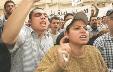 اقباط يتظاهرون احتجاجا على الاعتداءات 