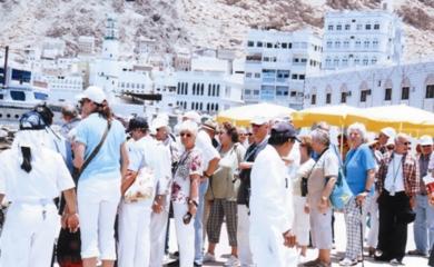 سياح من جنسيات أوروبية في ميناء المكلا القديم سياح من جنسيات أوروبية في ميناء المكلا القديم