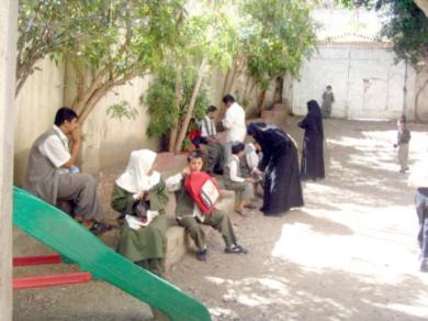 وقت الفسحة المربيات مع الفئة المستهدفة في الساحة وقت الفسحة المربيات مع الفئة المستهدفة في الساحة