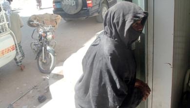 متسولة عند أحد المحلات التجارية بسيئون متسولة عند أحد المحلات التجارية بسيئون