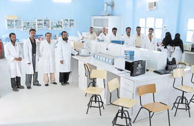 طلاب في احدى قاعات التطبيق طلاب في احدى قاعات التطبيق