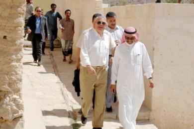 الشيخ عبدالله بقشان والوفد الفرنسي أثناء جولتهم في خيلة الشيخ عبدالله بقشان والوفد الفرنسي أثناء جولتهم في خيلة