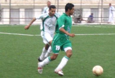 الرشيد اجاد نقل الكرة في اطراف الملعب فنال الافضلية والفوز الرشيد اجاد نقل الكرة في اطراف الملعب فنال الافضلية والفوز