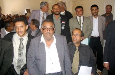 محامو الدفاع في المحكمة امس محامو الدفاع في المحكمة امس